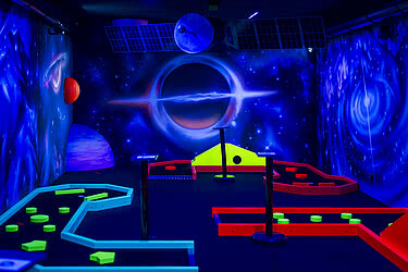 Indoor Minigolf für Teenager im Sonnen Resort Naturns Südtirol