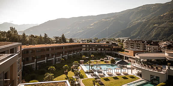 Outdoor Wellnessbereich im 4*S Sonnen Resort Naturns