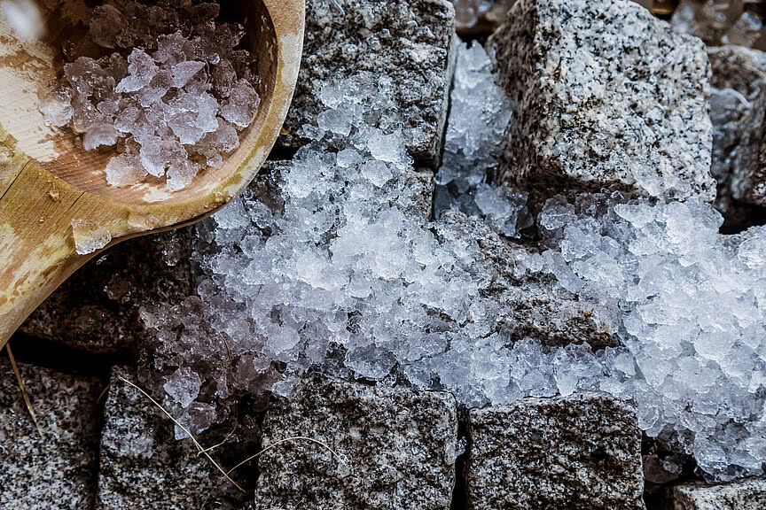 Zerstoßenes Eis auf Saunasteinen für einen erfrischenden Aufguss im Wellnesshotel Sonnen Resort Südtirol