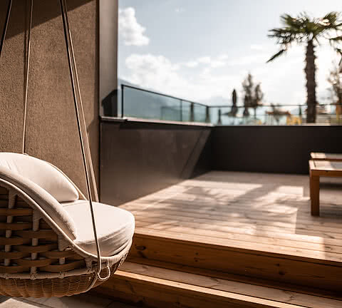 Balkon mit gemütlichen Liegen und Sitzgelegenheit im Sonnen Resort Naturns