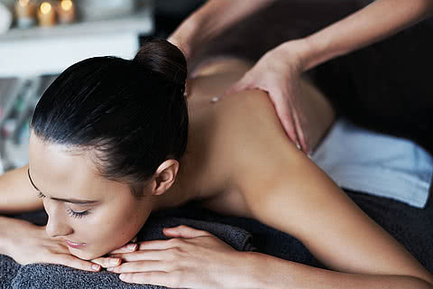 Una signora durante un massaggio al Wellness Hotel Sonnen Resort in Alto Adige