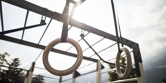 Nahaufnahme Calesthenics Park Sporthotel Sonnen Resort Südtirol