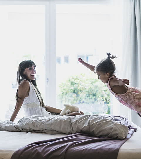 Frau und Kind beim Spielen im Zimmer im Familienhotel Sonnen Resort