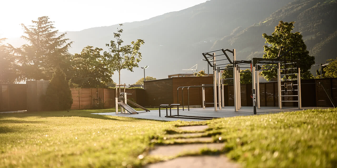 Una zona all’aperto per il fitness al Sonnen Resort Naturno
