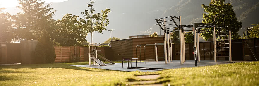 Una zona all’aperto per il fitness al Sonnen Resort Naturno