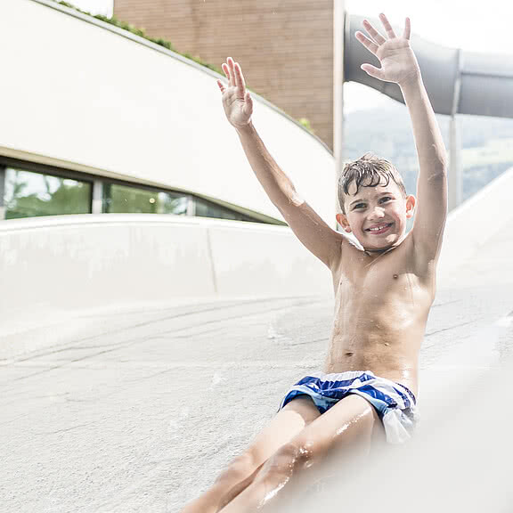 I bambini mentre scivolano al Wellness Hotel Sonnen Resort Naturno