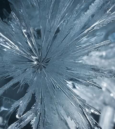 Eiszapfen beim Eisbad im Wellnesshotel Sonnen Resort Naturns in Südtirol