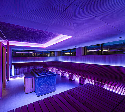 Sauna im Aquagarden im Wellnesshotel Sonnen Resort in Naturns bei Nacht