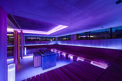 Sauna im Aquagarden im Wellnesshotel Sonnen Resort in Naturns bei Nacht