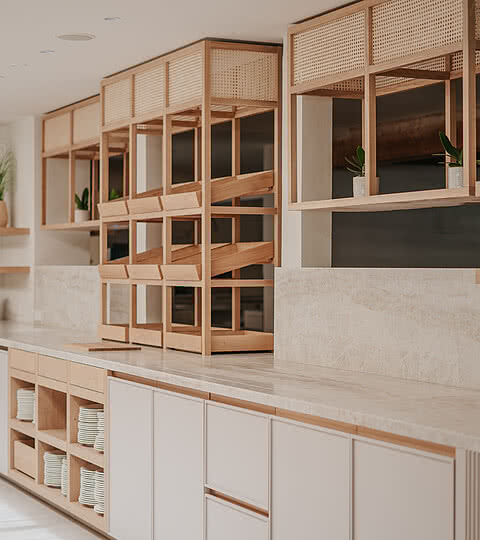 Eine stilvolle Küchentheke im Design Hotel Sonnen Resort Naturns mit schön angerichteten Tellern und modernem Interieur.