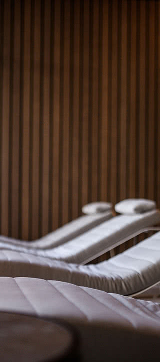 Cosy loungers in the relaxation area in the wellness hotel Sonnen Resort in South Tyrol