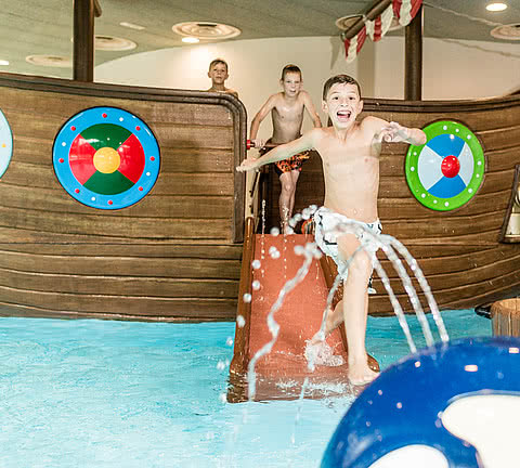 I bambini mentre giocano nella piscina coperta nel Wellness e Family Hotel Sonnen Resort