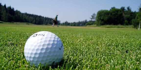Golfball am Golfplatz im Urlaub im Sonnen Resort in Naturns