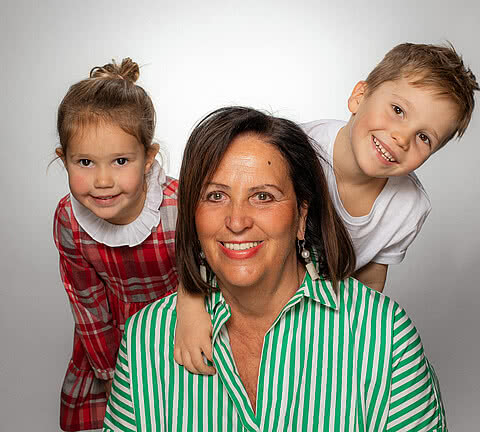 Annaliese, founder of the Sonnen Resort with two children