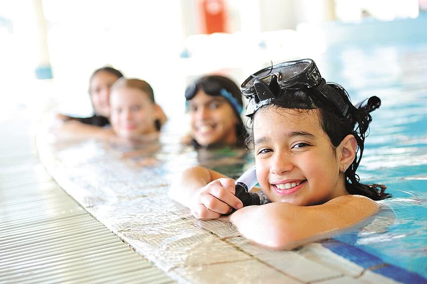 I bambini mentre giocano nella piscina all’esterno nel Wellness e Family Hotel Sonnen Resort