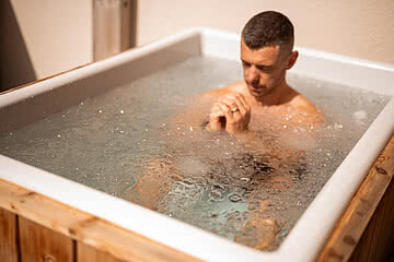 Mann im Eisbad in Sonnenhof in Naturns