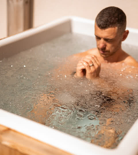 Mann im Eisbad in Sonnenhof in Naturns