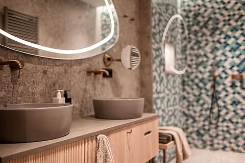 modernes Badezimmer im Hotel Sonnen Resort in Naturns Südtirol