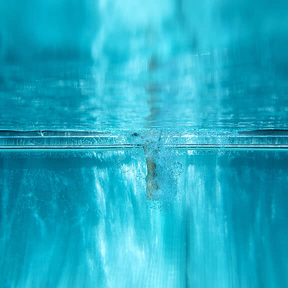  Unterwasseraufnahme eines Pools mit aufsteigenden Luftblasen im Wellnesshotel Sonnen Resort in Südtirol