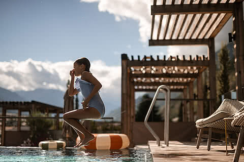 Kind beim Spielen im Pool im Familienhotel in Südtirol Sonnen Resort