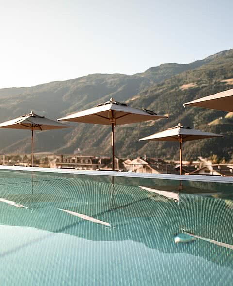 Außenpool im Wellnesshotel Sonnen Resort in Naturns Südtirol