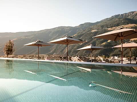 Außenpool im Wellnesshotel Sonnen Resort in Naturns Südtirol