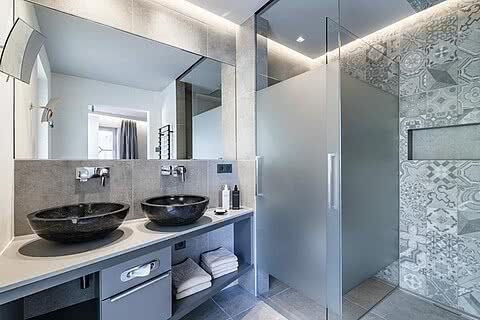 Badezimmer in der Familiensuite Castello im Hotel Sonnen Resort in Naturns Südtirol