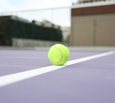 Tennisball am Platz im Hotel Sonnen Resort in Naturns