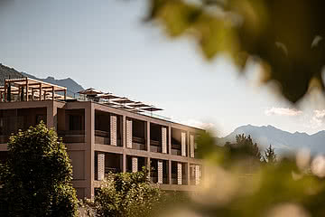 neue Fassade vom 4-Sterne-Superior-Wellnesshotel Sonnen Resort in Naturns
