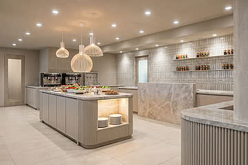 Rendering Neugestaltung Buffetbereich mit hellen Farben, edlen Materialien und modernem Design