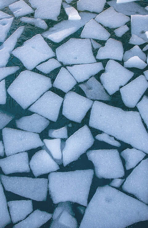 Wasser mit kleinen Eisschollen