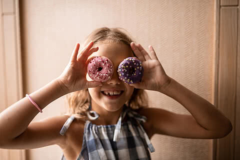 Mädchen mit Donuts im Familienhotel Sonnen Resort in Natruns