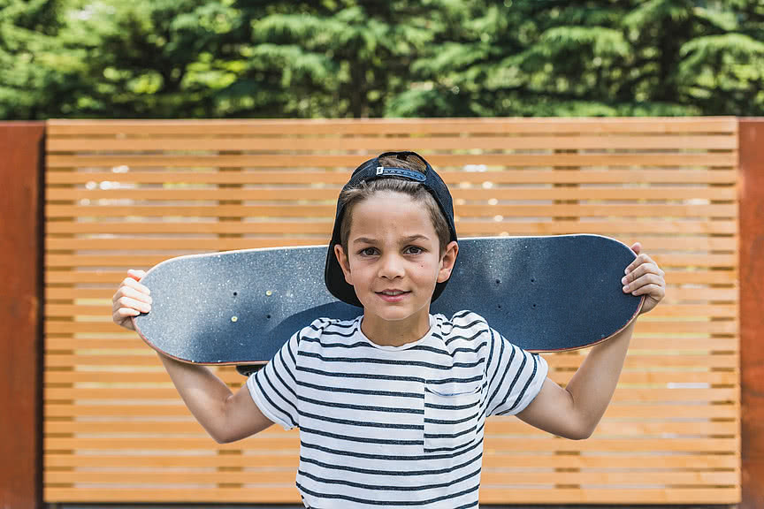 Un bambino con lo skateboard nel Family Hotel Sonnen Resort Naturno