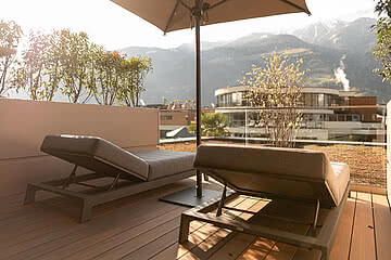 Ein gemütlicher Balkon mit bequemen Sonnenliegen im Sonnen Resort Naturns