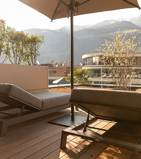 Ein gemütlicher Balkon mit bequemen Sonnenliegen im Sonnen Resort Naturns