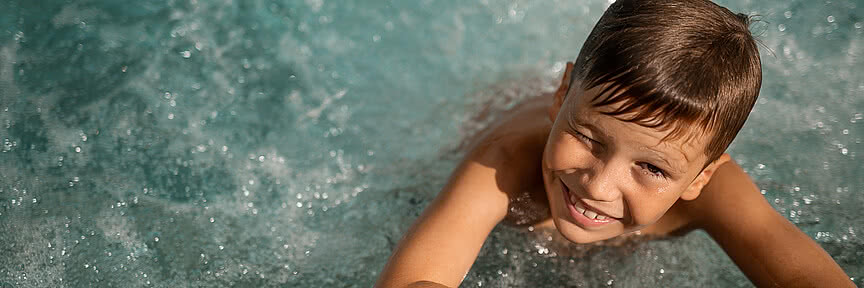 Kind im Pool im Wellnesshotel Sonnen Resort Naturns in Südtirol