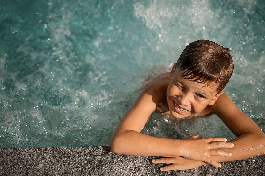 Kind im Pool im Wellnesshotel Sonnen Resort Naturns in Südtirol