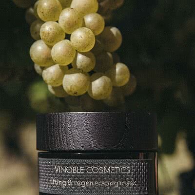 Neu im Sonnen Resort - VINOBLE COSMETICS wird handgefertigt in der eigenen Manufaktur in der Südsteiermark. Die Produkte von VINOBLE COSMETICS stehen für skin happiness.