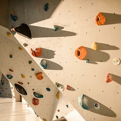 Hotel Boulderwand Das Highlight für Groß & Klein! Gemeinsam aktiv sein, Spaß haben und unvergessliche Momente erleben – unsere Boulderwand macht Ihren Aufenthalt einzigartig.