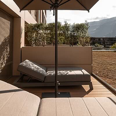 Erleben Sie unvergessliche Urlaubsmomente in unseren exklusiven Junior Suiten Giardino Süd. Großzügige Terrassen eröffnen Ihnen traumhafte Ausblicke und laden dazu ein, die Sonne in vollen Zügen zu...