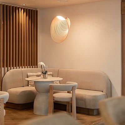 Modern design trifft auf cozy vibes. Stilvolle Details, warme Materialien und Lieblingsplätze zum Wohlfühlen – das Foyer des Sonnen Resort verbindet Design mit Atmosphäre.