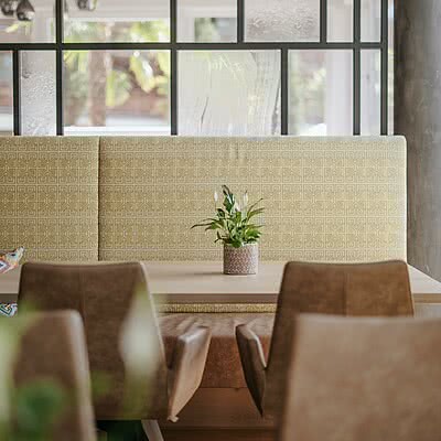 Luxus zeigt sich im Detail. Helle Nuancen, erlesene Materialien und ein Design, das nicht laut sein muss, um Eindruck zu hinterlassen. Ein Raum für besondere Genussmomente. Ein Gefühl, das bleibt.