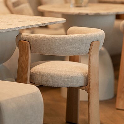 Modern design trifft auf cozy vibes. Stilvolle Details, warme Materialien und Lieblingsplätze zum Wohlfühlen – das Foyer des Sonnen Resort verbindet Design mit Atmosphäre.