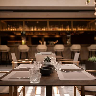 Unsere Palmenterrasse verbindet Indoor mit Outdoor ️ und schafft einen fließenden Übergang von Hotelbar, Terrasse und Garten – meditteranes Design ohne Grenzen.