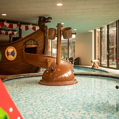 Wasserspaß & Rutschenparadies für Kinder Spritzigen Spaß mit dem Element Wasser garantieren schon allein die 3 beheizten Kinder-Pools, Wikingerschiff und 2 Wasserrutschen mit insgesamt 100 m...