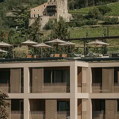 Eine Fassade mit Wiedererkennungswert. Klare Linien, ikonisches Design und ganz viel Sonnengefühl. Das Sonnen Resort in Naturns – außen unverkennbar, innen voller besonderer Momente.