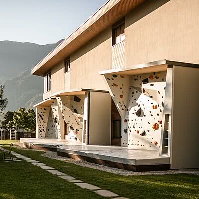 Hotel Boulderwand Das Highlight für Groß & Klein! Gemeinsam aktiv sein, Spaß haben und unvergessliche Momente erleben – unsere Boulderwand macht Ihren Aufenthalt einzigartig.