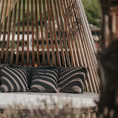 Outdoor Relax – Wellness pur. Zwischen Bergpanorama und Sonnenschein wird Entspannung zum Lifestyle. ️ Unsere Outdoor-Ruhebereiche: