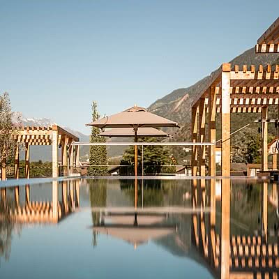 Sonnen, entspannen, genießen Adults Only Rooftop Pool mit exklusiven Sunbeds & traumhaftem Ausblick. #SonnenResort #rooftoppool #infinitypool #sudtirol