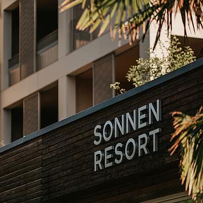️ Familienferien, die alle lieben. ️ Zeit für gemeinsame Abenteuer, ganz viel Wasseraction und kleine Auszeiten zwischendurch – im Sonnen Resort in Naturns wird Familienurlaub zum echten...